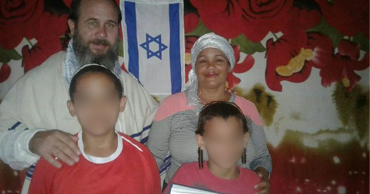 Familia amenazada con cárcel por llevar a sus hijos con kipá a la escuela © Martí Noticias