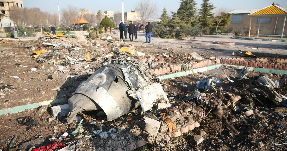 Restos del avión siniestrado que pertenecía a Ukrainian International Airlines © Nazanin Tabatabaee / WANA vía Reuters