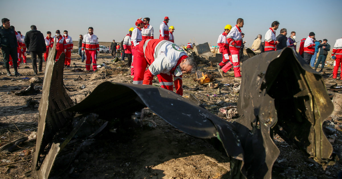 Trabajadores de la Media Luna Roja revisan los escombros del avión de Ukraine International Airlines que se estrelló en las afueras de Teherán el 8 de enero. © Nazanin Tabatabaee/WANA (Agencia de Noticias de Asia Occidental) vía REUTERS