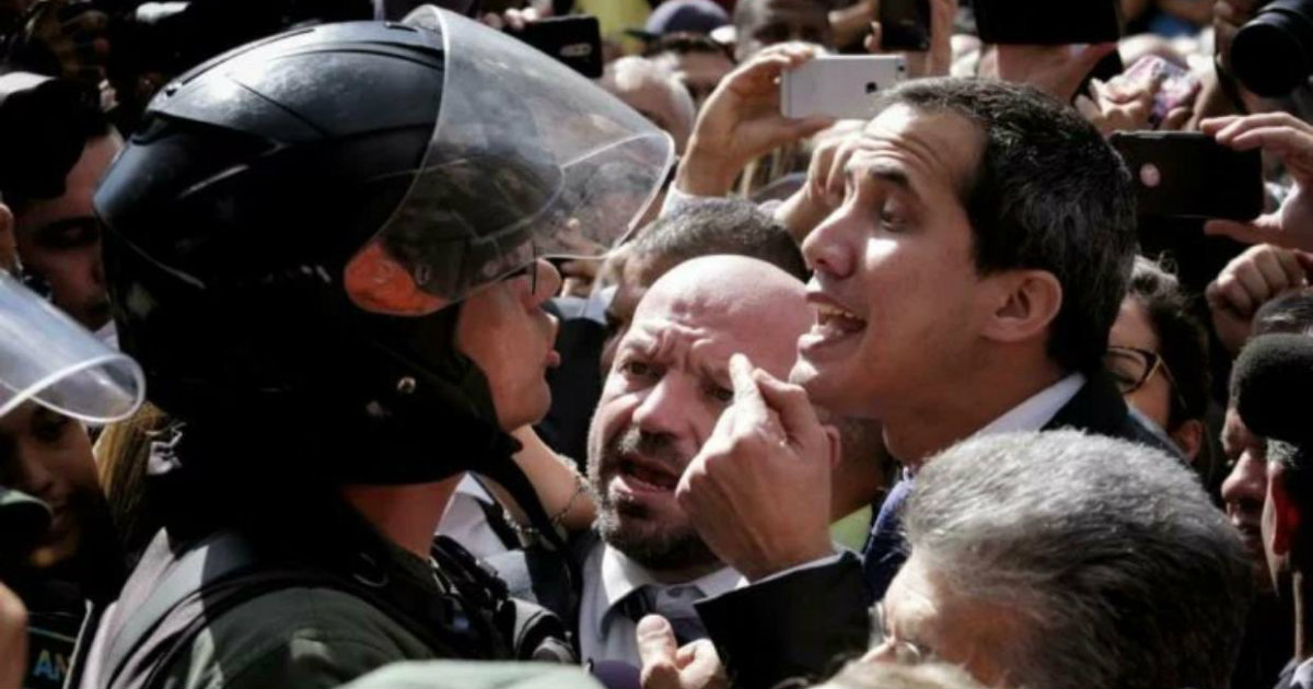 Juan Guaidó se enfrenta a un agente de la fuerza armada © Twitter / Juan Guaidó