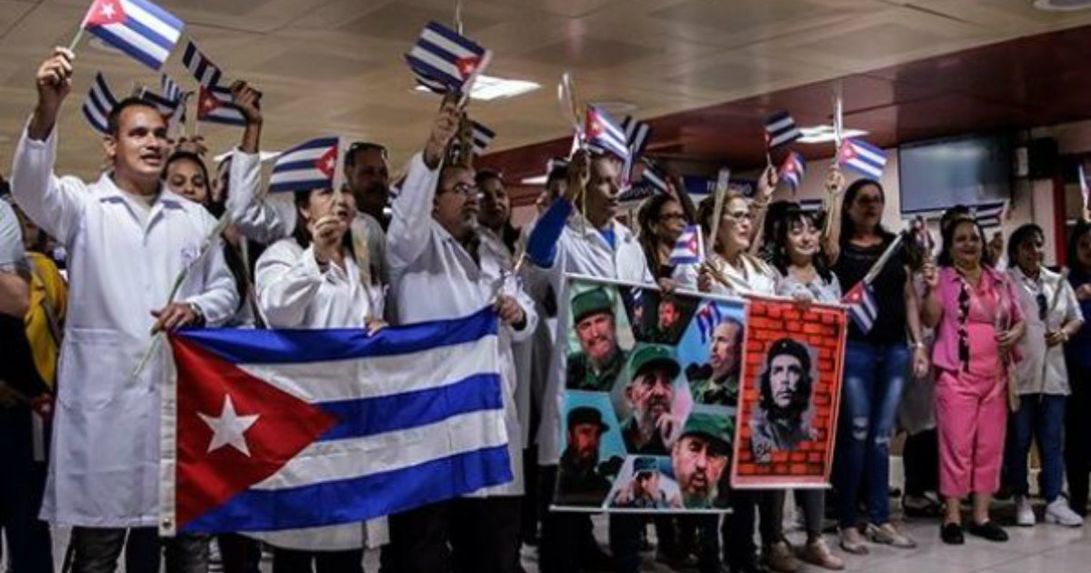 Médicos cubanos a su llegada a la Isla procedentes de Bolivia © Cubadebate