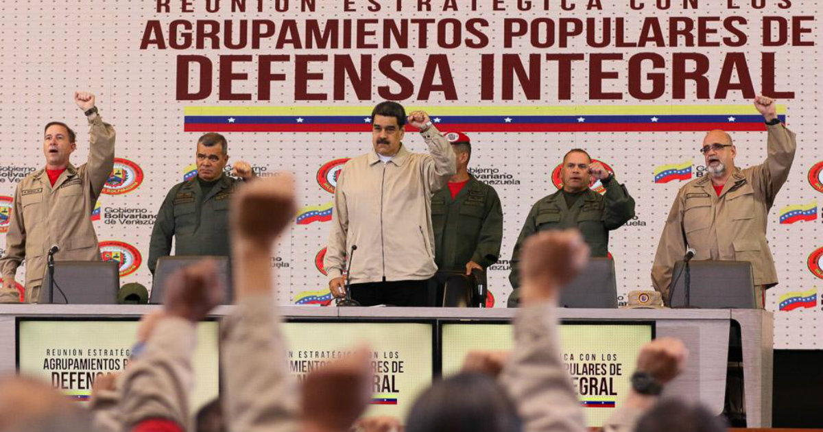 Maduro y militares con milicianos venezolanos © Twitter / Nicolás Maduro