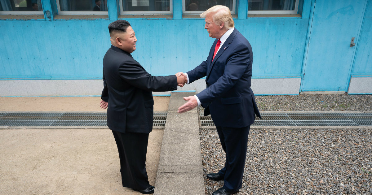 Donald Trump estrecha la mano de Kim Jong Un en una imagen de archivo © Flickr / The White House