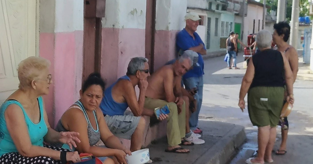 Cubanos en una cola para comprar alimentos © Santiago García Abreu