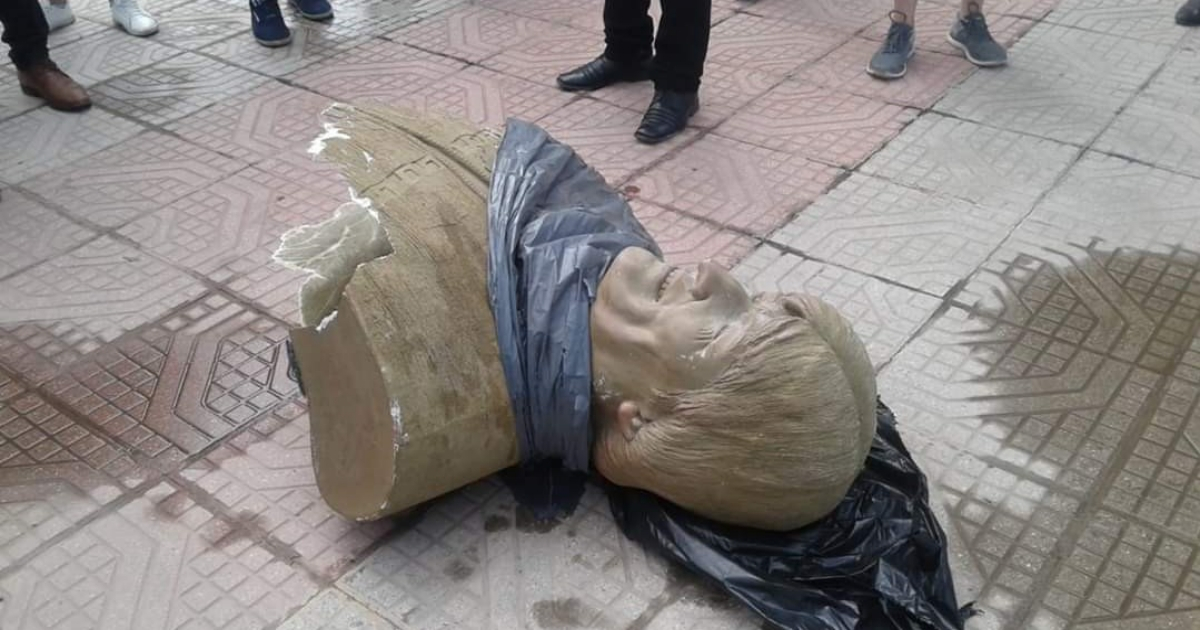 Busto de Evo Morales, derribado en Bolivia. © ABI