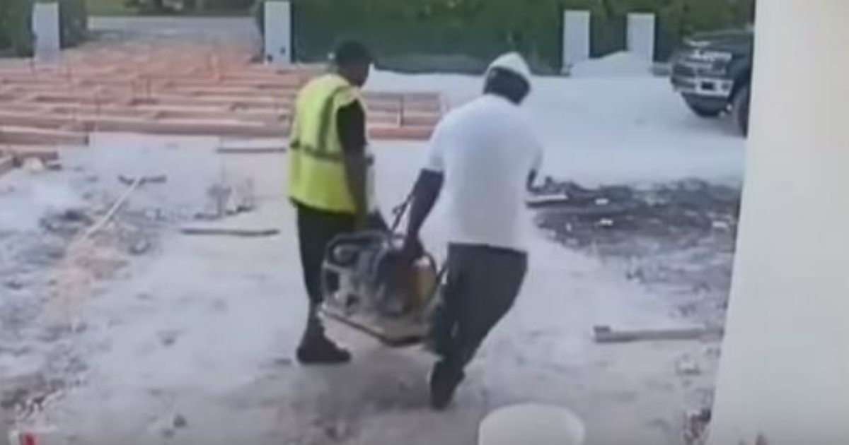 Momento en que dos hombres robaron un equipo de construcción en Hialeah Gardens © YouTube/screenshot