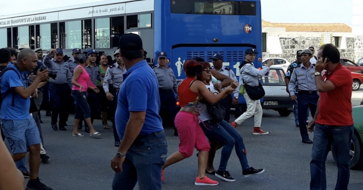 Represión en Cuba durante marcha LGTBI+ independiente en La Habana. (imagen de referencia) © Luz Escobar