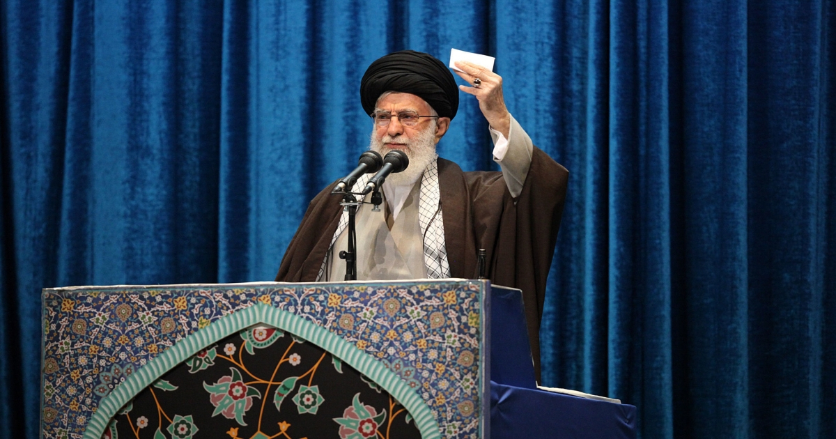 El ayatolá Ali Khamenei, en el rezo de viernes en Irán. © Twitter / khamenei_ir