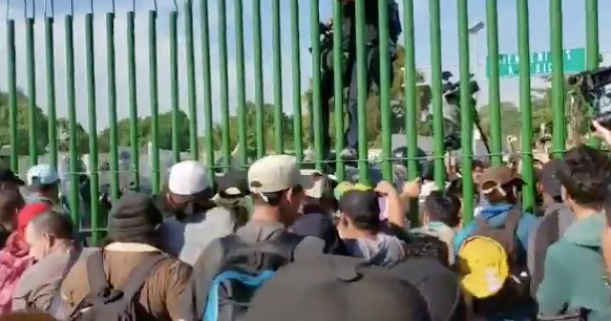 Cientos de migrantes intentan ingresar a México © Twitter / Xochilth Rodriguez