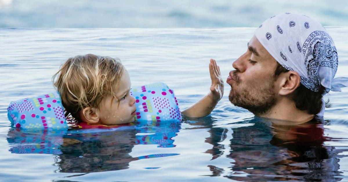 Enrique Iglesias jugando en el agua con Lucy © Instagram / Enrique Iglesias
