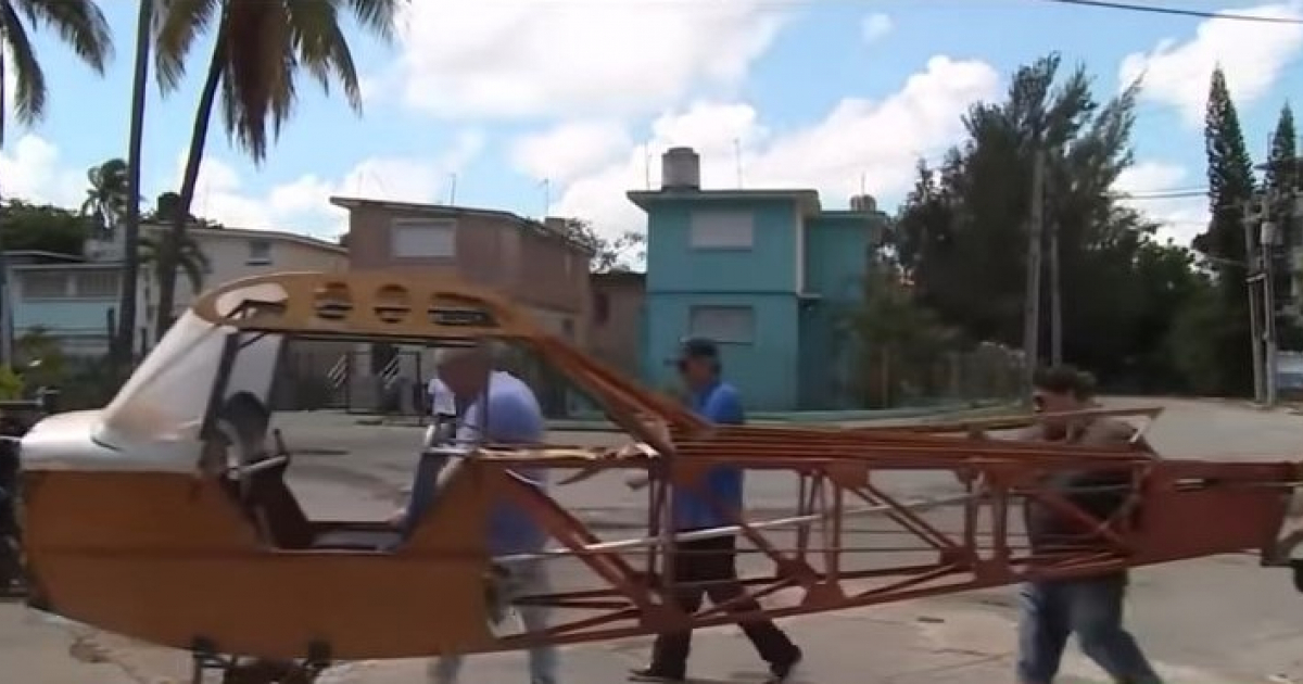 Adolfo Rivera y sus amigos trasladan parte del avión construido © Captura de video de youtube