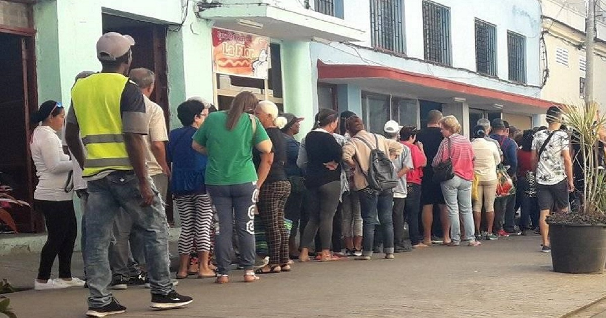 Fila a la entrada de una tienda en Camagüey © Facebook/Henry Constantin Ferreiro