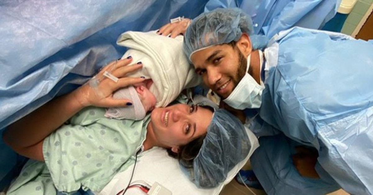 Lourdes Jr. y su esposa Jennifer junto al bebé © Instagram del pelotero