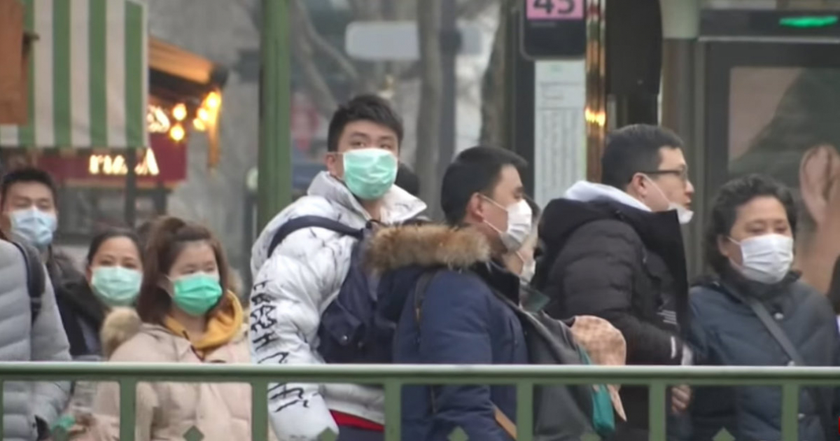 Chinos usan mascarillas para protegerse del coronavirus © YouTube/screenshot