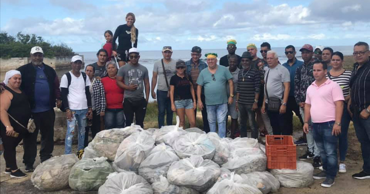 Grupo de ambientalistas y yorubas protegiendo las playas cubanas © Facebook Asociación Cultural Yoruba de Cuba