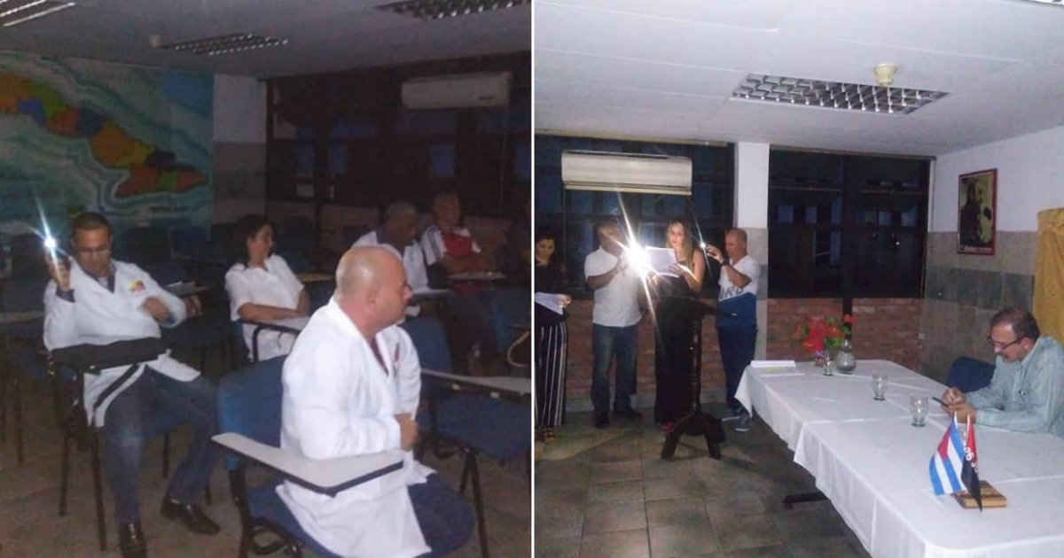 Médicos cubanos leen con la ayuda de las linternas de los móviles © Facebook / Misión Médica Cubana en Venezuela