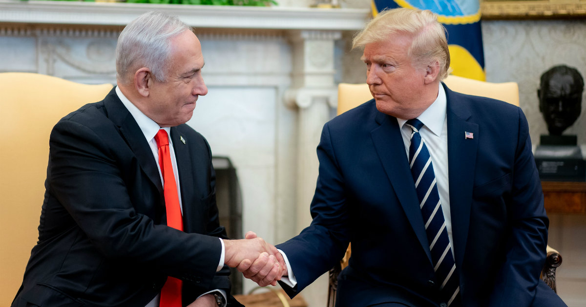 El primer ministro israelí, Benjamín Netanyahu, estrecha la mano a Trump © Flickr / The White House