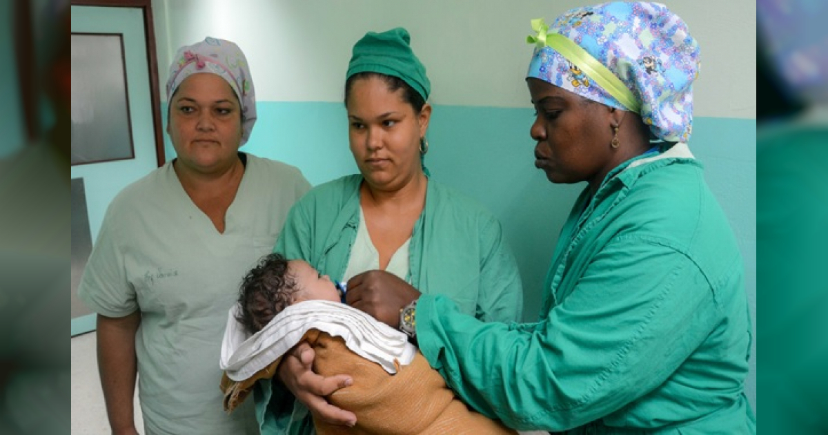 Personal de salud atiende a recién nacido (imagen referencial) © Sierra Maestra