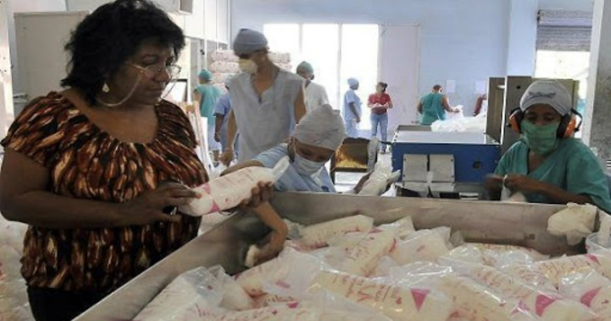 Producción de almohadillas sanitarias en Cuba © Trabajadores