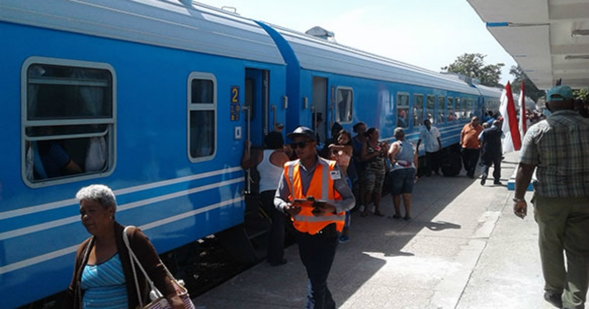 Pasajeros de trenes en Cuba. (imagen de referencia) © ACN