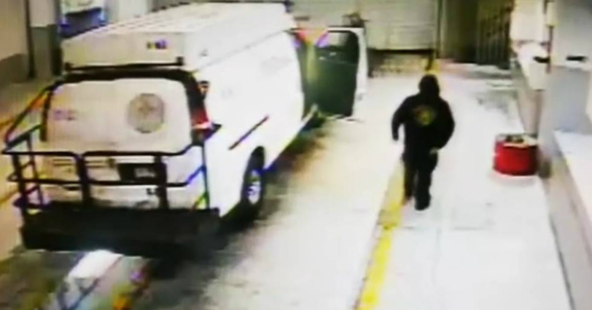 Momento en que escapan de la cárcel en una camioneta © YouTube/screenshot