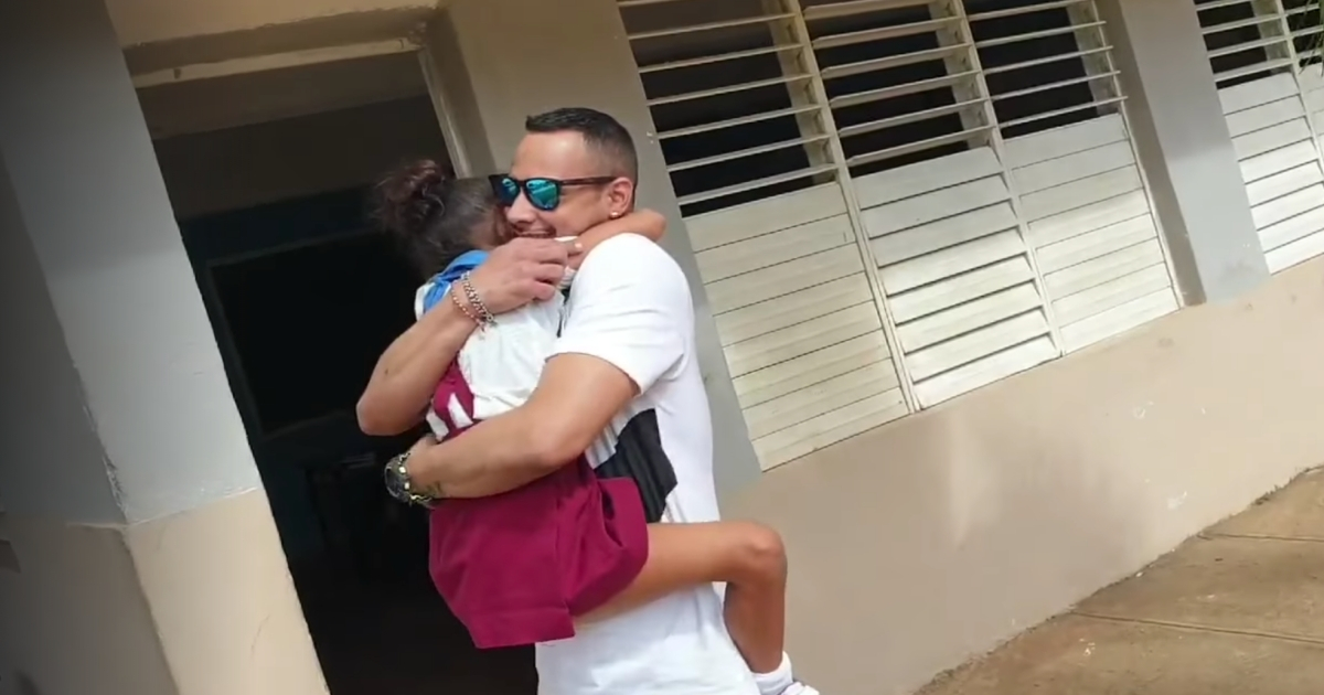 Padre cubana abraza a su hija tras más de tres años separados. © Captura de pantalla