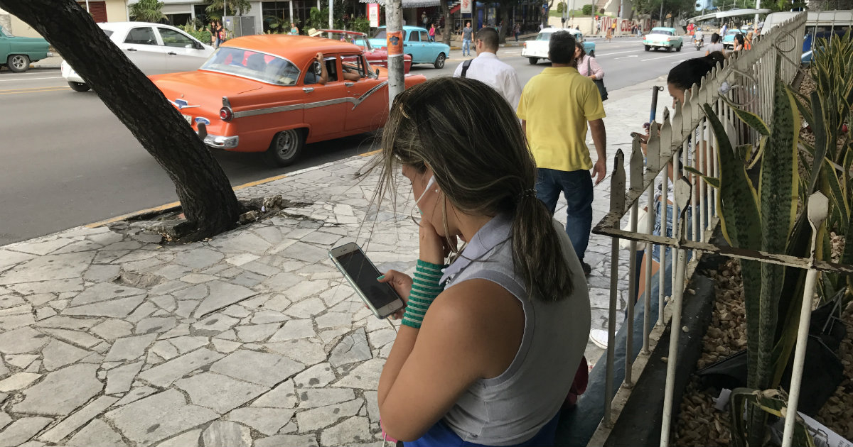 Cubana conectada a internet © CiberCuba