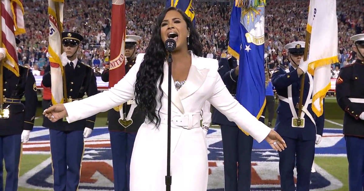 Demi Lovato cantó el himno nacional en el Super Bowl © Youtube / NFL