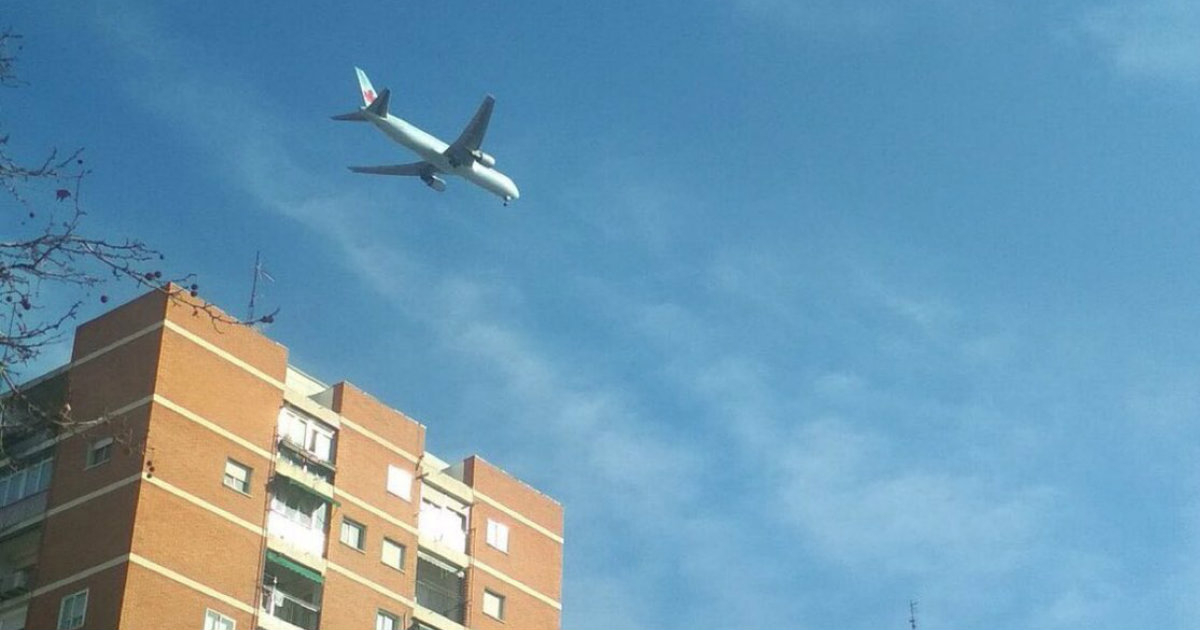 Avión de Air Canada sobrevolando Madrid © Twitter / TomPodolec