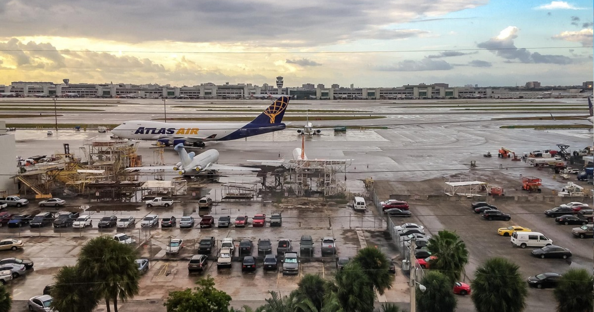 Imagen aérea de aeropuerto de Miami © Pexels