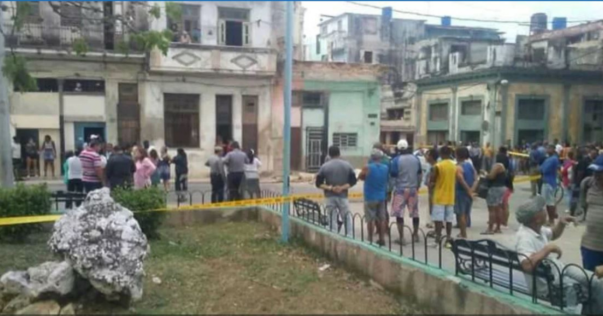 Vecinos se congregan frente a la esquina de la tragedia en la barriada de Jesús María, en La Habana Vieja. © Facebook/Maikel Hernández
