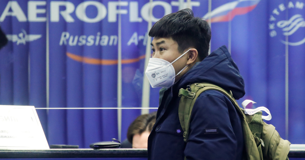 Pasajero con una máscara en el Aeropuerto Internacional de Sheremetyevo © Reuters / Maxim Shemetov
