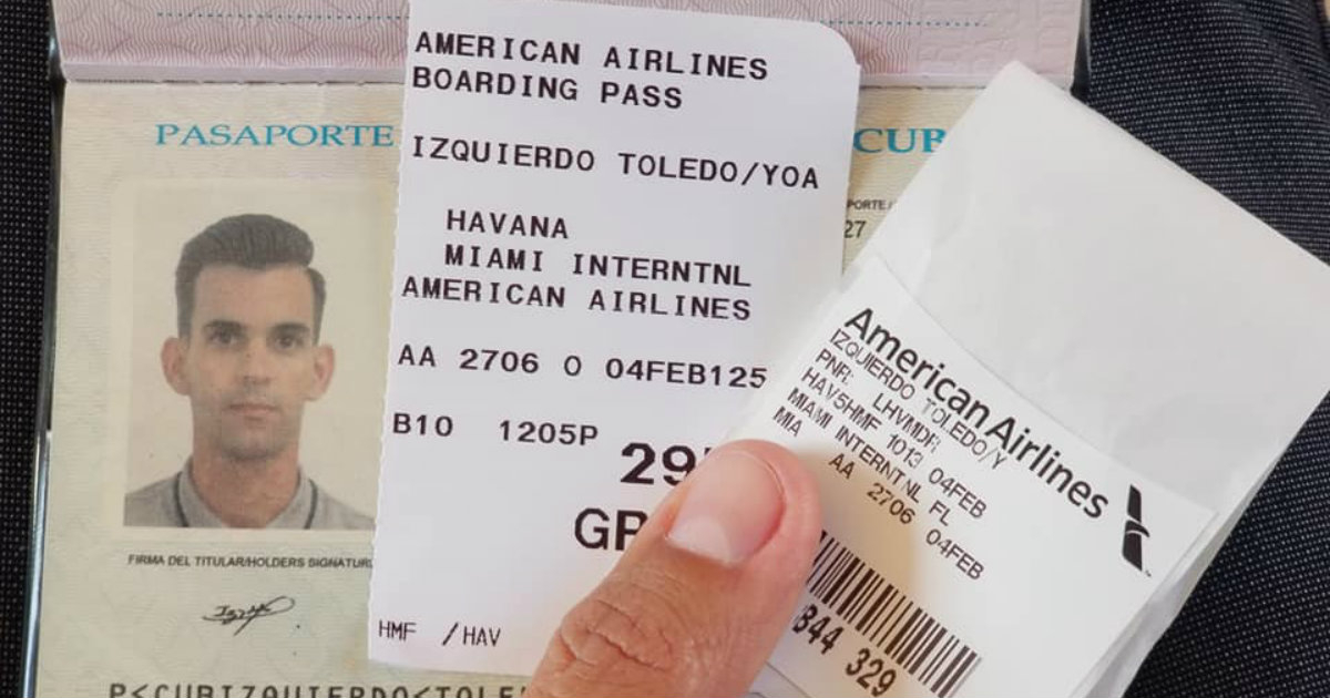 El joven cubano Yoandy Izquierdo Toledo y su pasaje para ir a Miami © Facebook / Centro de Estudios Convivencia