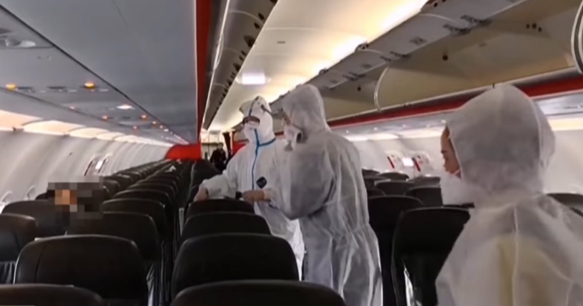 Interior de un avión en un aeropuerto chino © YouTube/screenshot