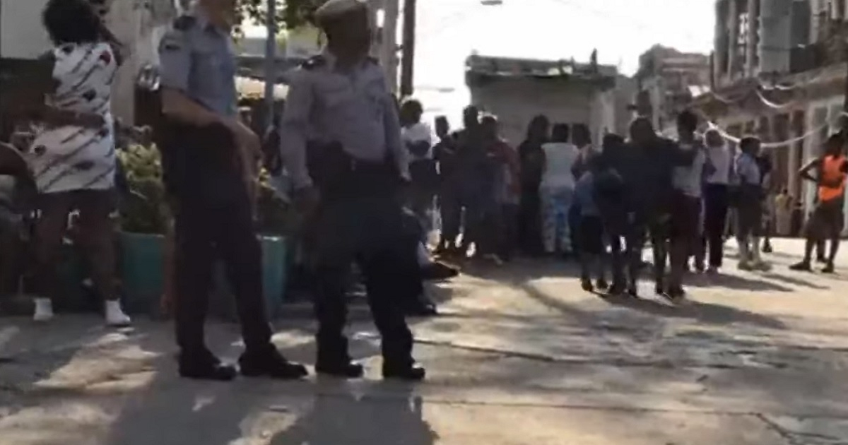 Policías en el parque de Jesús María donde se iba a celebrar el homenaje © Screenshot/Youtube/ La Farandula Cubana TV
