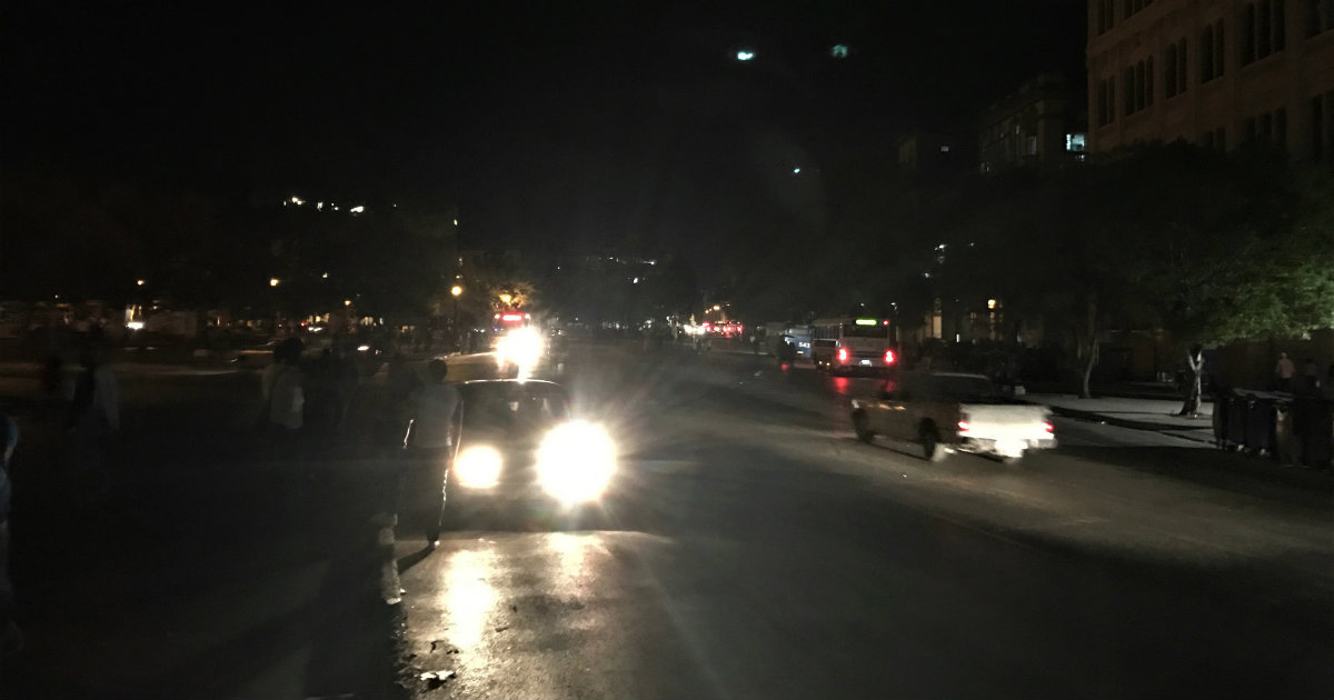 Autos circulan de noche por la calle Monte, en La Habana © CiberCuba