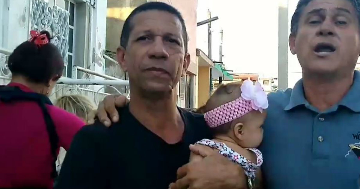 El opositor cubano Ovidio Martín Castellanos sostiene a su bebé en brazos © UNPACU / Captura de Youtube