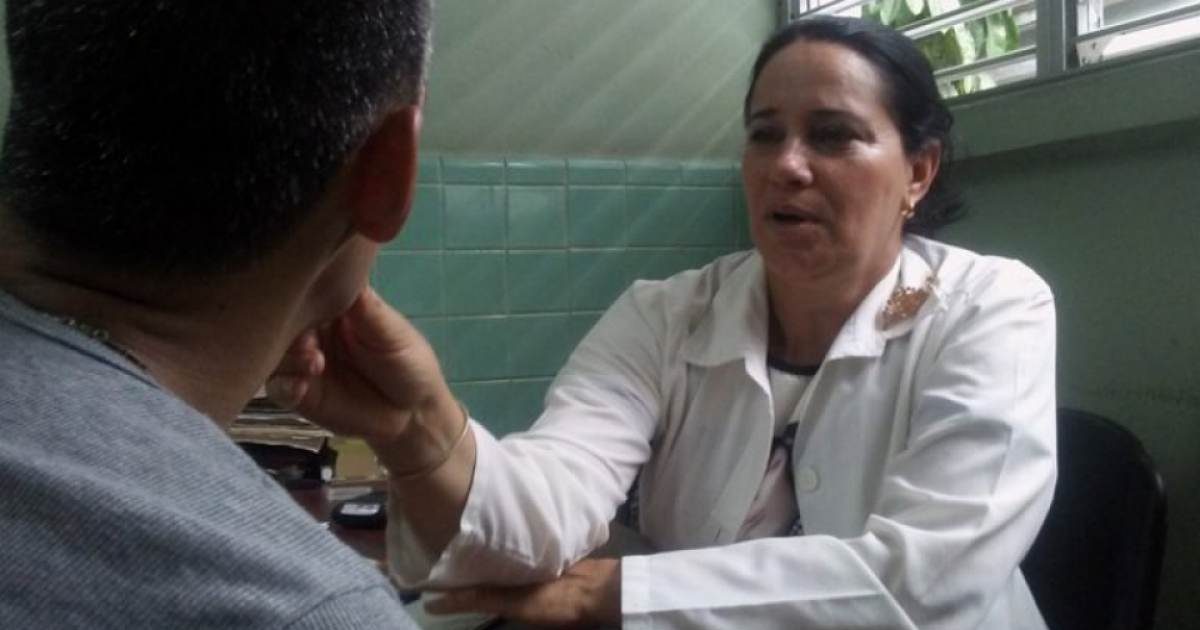 Dermatóloga cubana atiende a un paciente © 5 de Septiembre