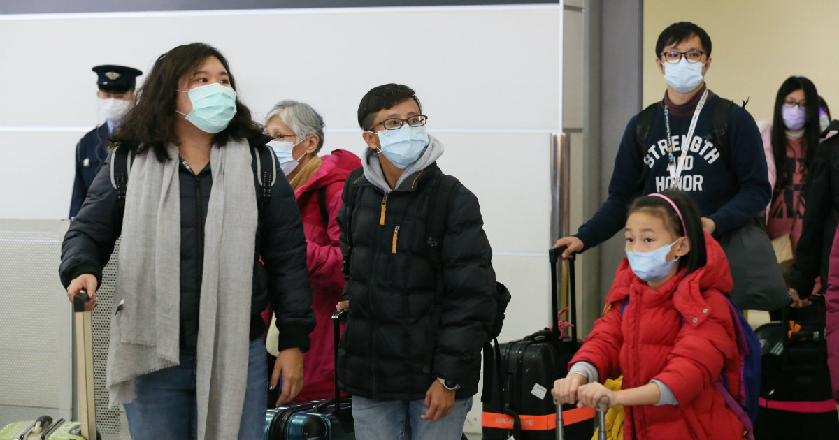 Personas con mascarillas en un aeropuerto © REUTERS