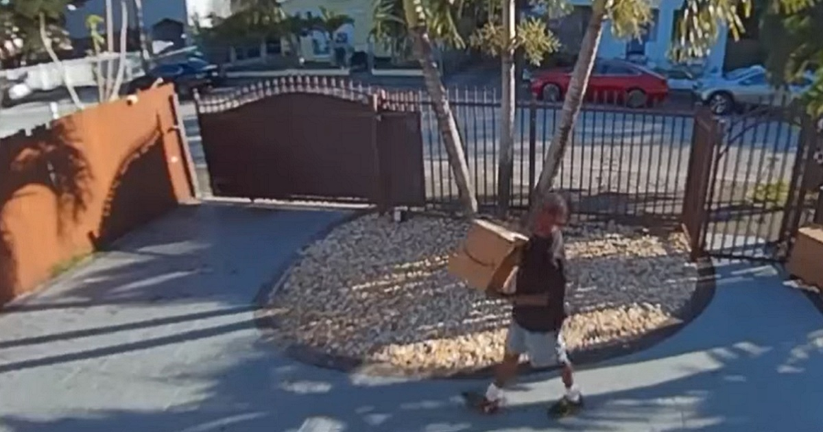 Imagen del hombre robando un paquete. © Screenshot/América Tevé