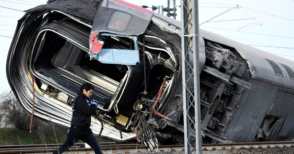 El tren descarrillado en Italia © Reuters / Flavio Lo Scalzo