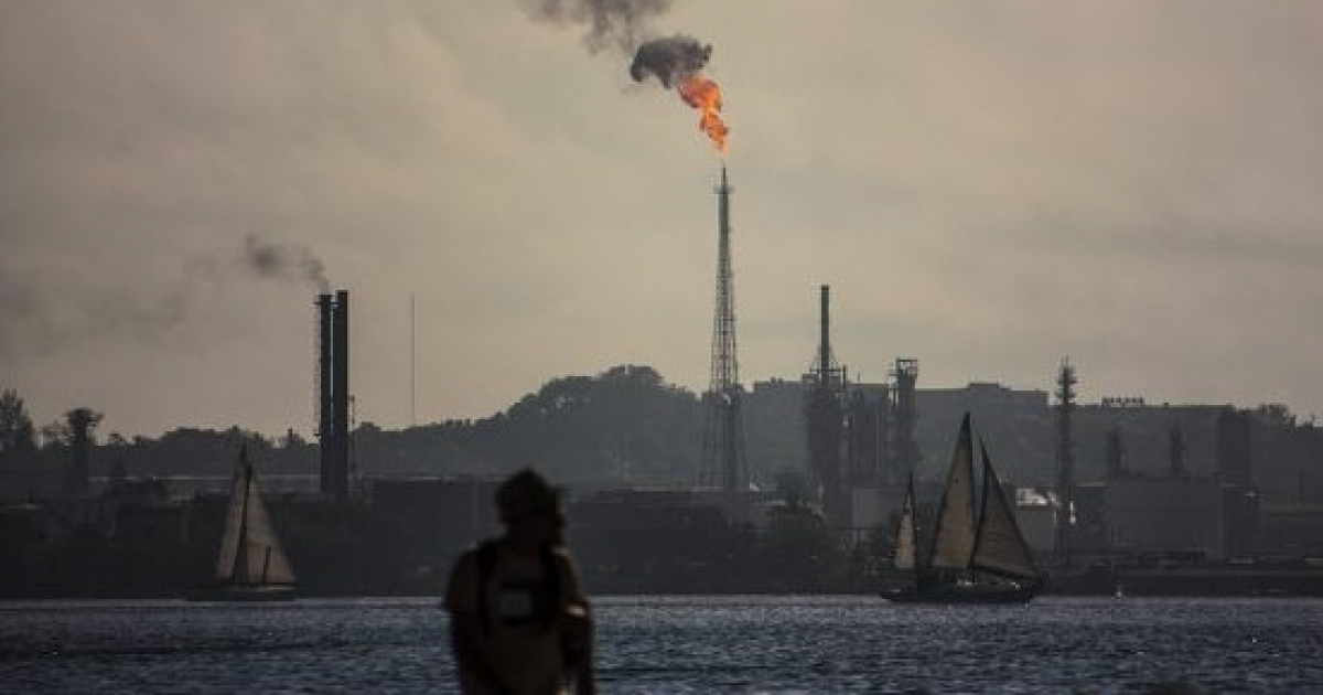 La refinería Ñico López es una de las industrias que contamina la bahía © Cubadebate/ Deny Extremera