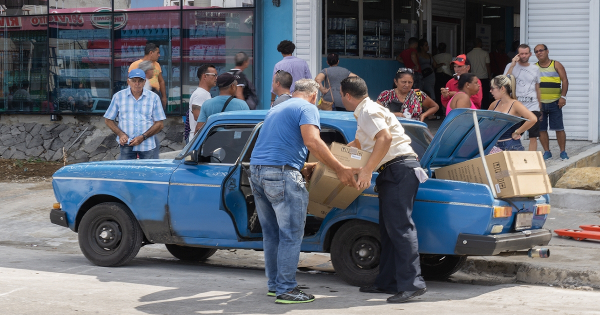 Cubanos a las afueras de una tienda en divisas extranjeras. (imagen de archivo) © CiberCuba