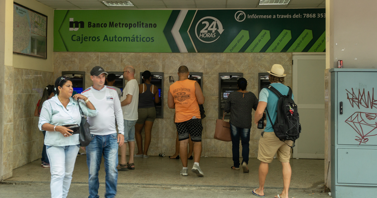 Cubanos en cajeros automáticos © CiberCuba