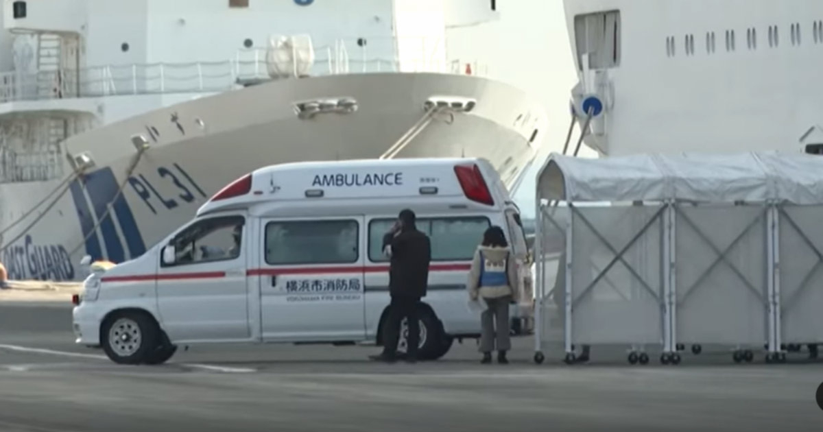 Ambulancia junto al crucero Diamond Princess © YouTube/screenshot