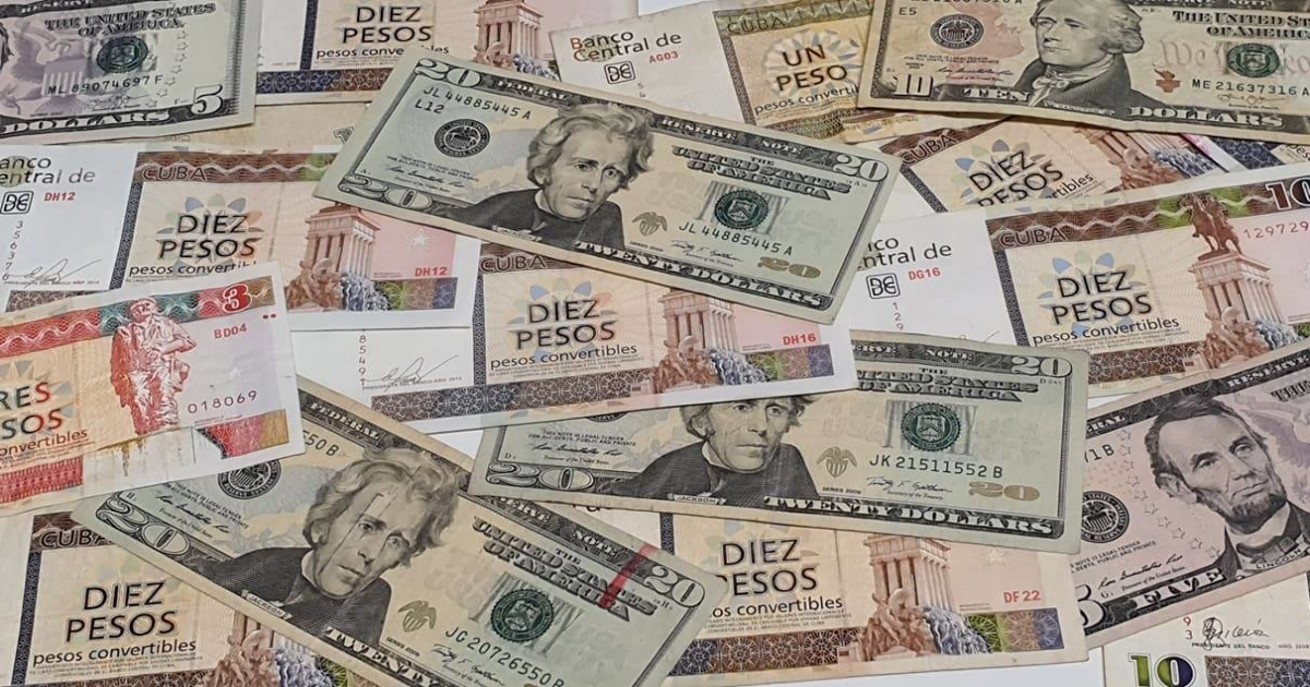 CUC y dólares. (imagen de referencia) © CiberCuba