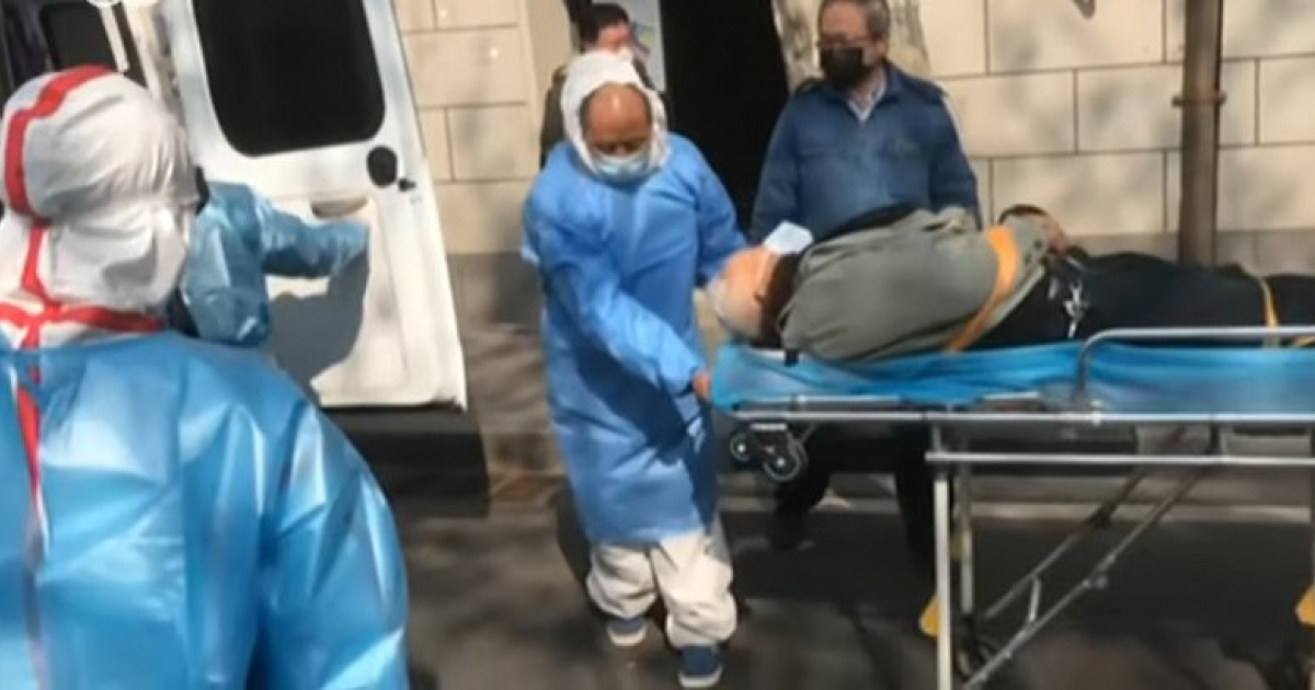 Personal sanitario traslada a un infectado en China © Captura de video de youtube