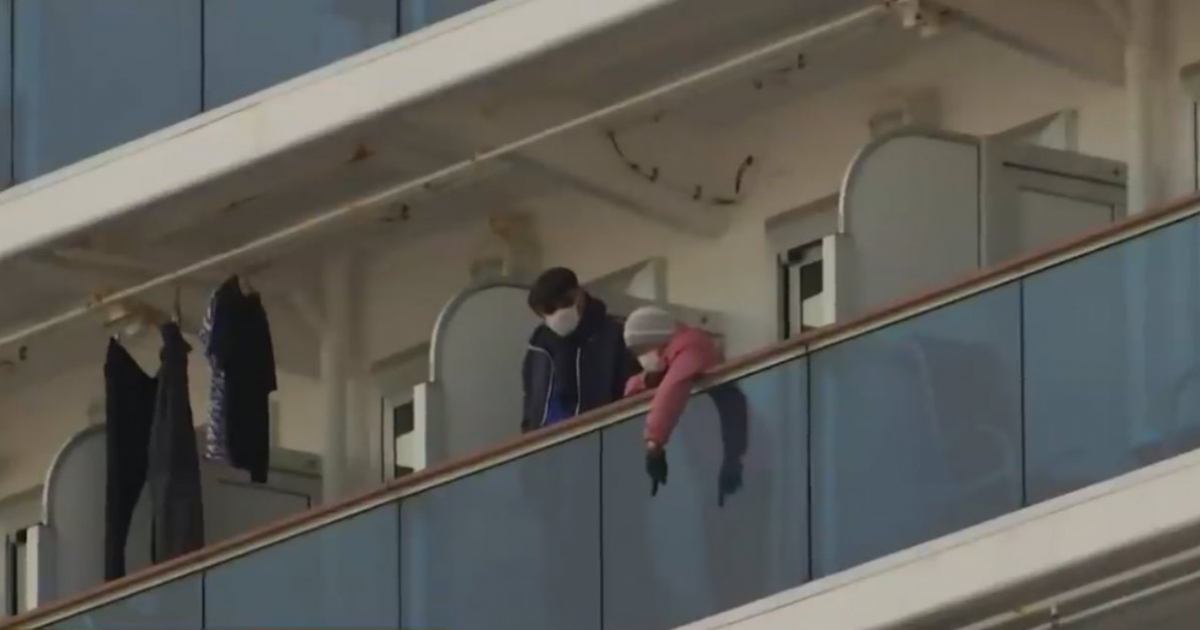 Pasajeros del crucero se asoman a los balcones de sus camarotes © YouTube/screenshot