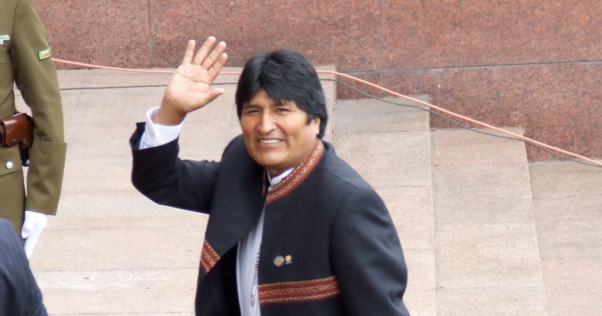 Evo Morales saluda en una imagen de archivo © Flickr / AlejandroVN