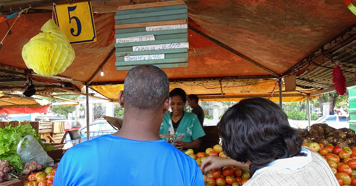 Cubanos compran alimentos en popular mercado de 17 y K en La Habana. © Cibercuba